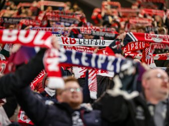 Fans von RB Leipzig halten ihre Fanschals in die Höhe. Fans von RB Leipzig halten ihre Fanschals in die Höhe.