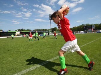 DFL Stiftung ruft mit Profiklubs zu Bewegungs-Challenge auf DFL Stiftung ruft mit Profiklubs zu Bewegungs-Challenge auf