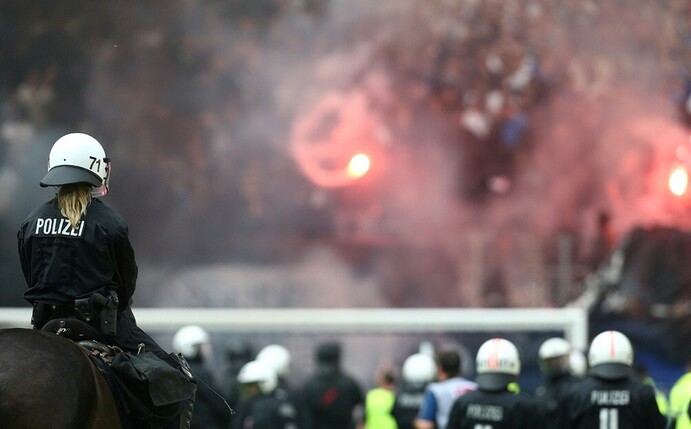 Krawalle in Rostock: Zwölf verletzte Polizisten
