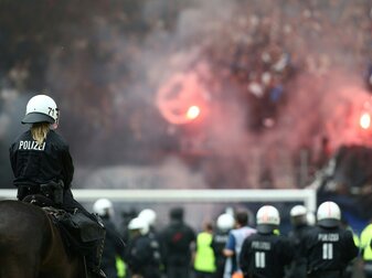 Krawalle in Rostock: Zwölf verletzte Polizisten Krawalle in Rostock: Zwölf verletzte Polizisten