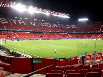 Das Estadio Ramón Sánchez Pizjuán hat nur Platz für 40.000 Fans. Das Estadio Ramón Sánchez Pizjuán hat nur Platz für 40.000 Fans.