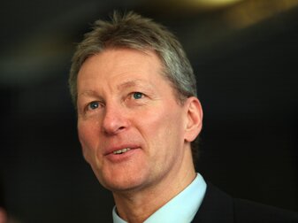 Der Deutsche Frank Wormuth ist nicht länger des niederländischen Erstligisten Heracles Almelo. Der Deutsche Frank Wormuth ist nicht länger des niederländischen Erstligisten Heracles Almelo.