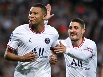 PSGs Kylian Mbappe (l) möchte bald bekanntgeben, bei welchem Verein er in Zukunft spielen will. PSGs Kylian Mbappe (l) möchte bald bekanntgeben, bei welchem Verein er in Zukunft spielen will.