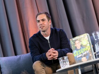 Fußball-Weltmeister Lahm fänbde es schade, wenn neben Erling Haaland mit Robert Lewandowski ein weiterer Weltklassespieler die Bundesliga verlassen würde. Fußball-Weltmeister Lahm fänbde es schade, wenn neben Erling Haaland mit Robert Lewandowski ein weiterer Weltklassespieler die Bundesliga verlassen würde.
