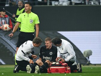 Frankfurts Martin Hinteregger sitzt verletzt auf dem Rasen und wird behandelt. Frankfurts Martin Hinteregger sitzt verletzt auf dem Rasen und wird behandelt.