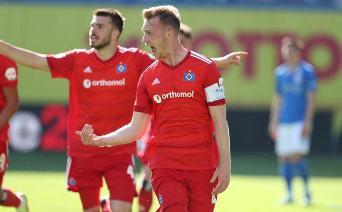 Der HSV-Kapitän Sebastian Schonlau (vorne) hat vor der Relegation gegen Hertha BSC Trainer Tim Walter gelobt.