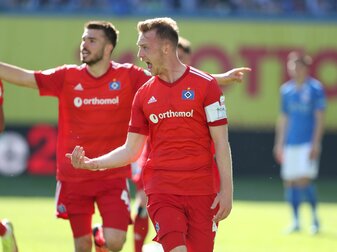 Der HSV-Kapitän Sebastian Schonlau (vorne) hat vor der Relegation gegen Hertha BSC Trainer Tim Walter gelobt. Der HSV-Kapitän Sebastian Schonlau (vorne) hat vor der Relegation gegen Hertha BSC Trainer Tim Walter gelobt.
