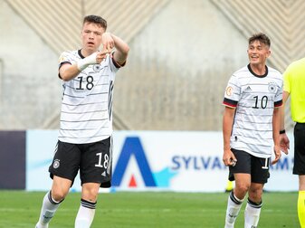 Deutschlands U17-Fußballer Dzenan Pejcinovic (l) und Tom Bischof stehen beim ersten EM-Spiel gegen Italien auf dem Platz. Deutschlands U17-Fußballer Dzenan Pejcinovic (l) und Tom Bischof stehen beim ersten EM-Spiel gegen Italien auf dem Platz.