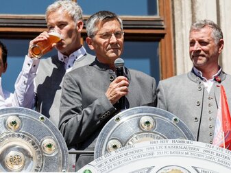 Herbert Hainer (M), Vereinspräsident vom FC Bayern, geht davon aus, dass Stürmer Robert Lewandowski seinen Vertrag bis 2023 erfüllen wird. Herbert Hainer (M), Vereinspräsident vom FC Bayern, geht davon aus, dass Stürmer Robert Lewandowski seinen Vertrag bis 2023 erfüllen wird.
