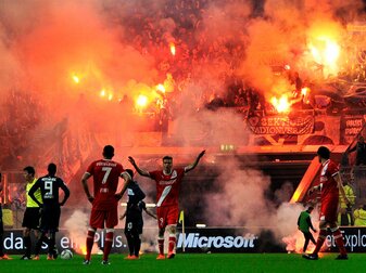 Unschöner Abstieg: Hertha-Fans zünden 2012 beim Relegations-Rückspiel in Düsseldorf Pyros. Unschöner Abstieg: Hertha-Fans zünden 2012 beim Relegations-Rückspiel in Düsseldorf Pyros.