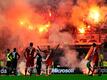 Unschöner Abstieg: Hertha-Fans zünden 2012 beim Relegations-Rückspiel in Düsseldorf Pyros.