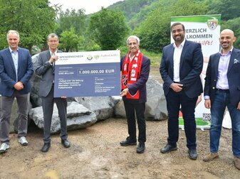 Katar gibt eine Million für Kinderfußballplätze im Ahrtal Katar gibt eine Million für Kinderfußballplätze im Ahrtal