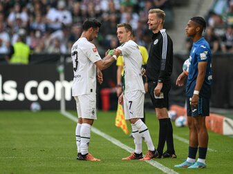 Premiere im 322. Bundesligaspiel: Herrmann (r.) bekommt die Gladbacher Binde. Foto: Lukas Schulze/Getty Images Premiere im 322. Bundesligaspiel: Herrmann (r.) bekommt die Gladbacher Binde. Foto: Lukas Schulze/Getty Images