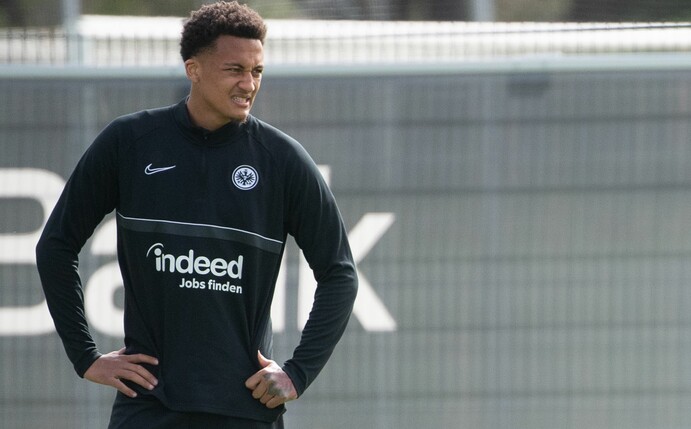 Eintracht Frankfurt und Verteidiger Tuta haben ihre Zusammenarbeit vorzeitig bis zum Sommer 2026 verlängert.