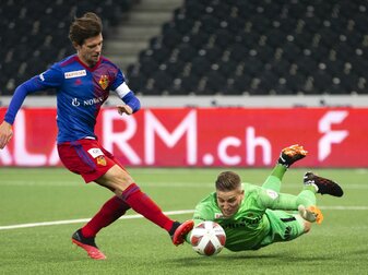 Basels Valentin Stocker (l) hat seine Profikarriere als Fußballer nach 15 Jahren beendet. Basels Valentin Stocker (l) hat seine Profikarriere als Fußballer nach 15 Jahren beendet.