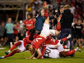 Die Spieler von Nottingham Forest feiern nach dem Sieg gegen Sheffield United. Die Spieler von Nottingham Forest feiern nach dem Sieg gegen Sheffield United.