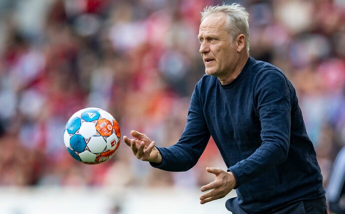 SC Freiburgs Trainer Christian Streich hofft auf den Sieg seiner Mannschaft im DFB-Pokal-Finale.