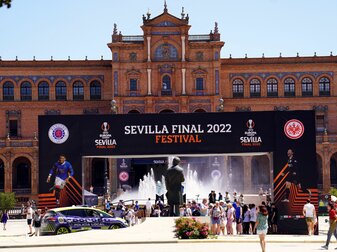 Auf der Plaza de España in Sevilla ist eine Fanzone für die Anhänger beider Finalisten eingerichtet worden. Auf der Plaza de España in Sevilla ist eine Fanzone für die Anhänger beider Finalisten eingerichtet worden.
