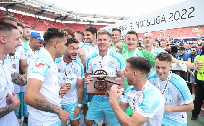 Simon Terodde (M) schoss seine Schalker mit 30 Toren zurück in die Bundesliga.