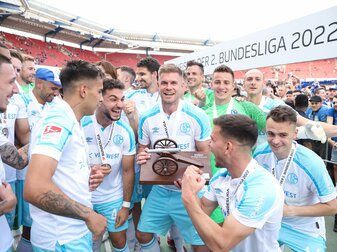 Simon Terodde (M) schoss seine Schalker mit 30 Toren zurück in die Bundesliga. Simon Terodde (M) schoss seine Schalker mit 30 Toren zurück in die Bundesliga.