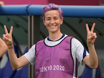 Die US-Fußballerinnen rund um Kapitänin Megan Rapinoe erhalten fortan die gleichen Bezahlungen und Boni wie ihre männlichen Kollegen. Die US-Fußballerinnen rund um Kapitänin Megan Rapinoe erhalten fortan die gleichen Bezahlungen und Boni wie ihre männlichen Kollegen.
