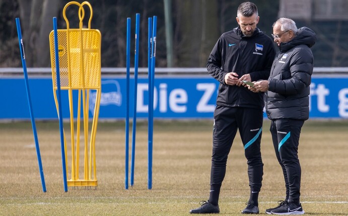 Trainer Felix Magath (r) sieht Hertha in der Relegation in der Favoritenrolle.