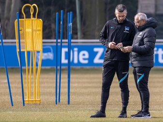 Trainer Felix Magath (r) sieht Hertha in der Relegation in der Favoritenrolle. Trainer Felix Magath (r) sieht Hertha in der Relegation in der Favoritenrolle.