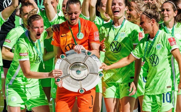 Wolfsburgs Frauen feiern mit den Fans