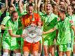 Wolfsburgs Frauen feiern mit den Fans