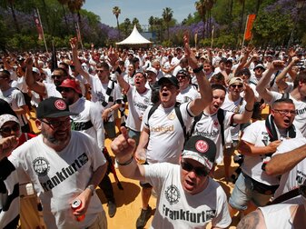 Die Eintracht-Fans feiern vor dem Spiel in der Innenstadt von Sevilla. Die Eintracht-Fans feiern vor dem Spiel in der Innenstadt von Sevilla.