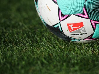 Der 1. FC Nürnberg zeigt sich bestürzt über Schilderungen einer Frau, die nach eigenen Angaben nach der Partie gegen den FC Schalke 04 auf dem Platz von einem Mann sexuell belästigt worden ist. Der 1. FC Nürnberg zeigt sich bestürzt über Schilderungen einer Frau, die nach eigenen Angaben nach der Partie gegen den FC Schalke 04 auf dem Platz von einem Mann sexuell belästigt worden ist.