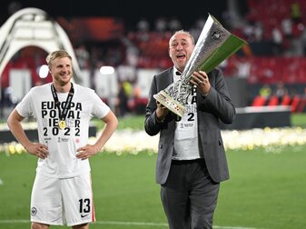 Eintracht-Präsident Peter Fischer mit der Europa-League-Trophäe. Eintracht-Präsident Peter Fischer mit der Europa-League-Trophäe.