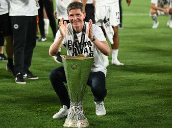 Frankfurts Cheftrainer Oliver Glasner feiert mit der Trophäe. Frankfurts Cheftrainer Oliver Glasner feiert mit der Trophäe.