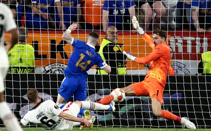 Frankfurts Torhüter Kevin Trapp (r) rettet gegen Ryan Kent (M) von den Rangers.
