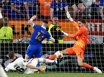 Frankfurts Torhüter Kevin Trapp (r) rettet gegen Ryan Kent (M) von den Rangers. Frankfurts Torhüter Kevin Trapp (r) rettet gegen Ryan Kent (M) von den Rangers.