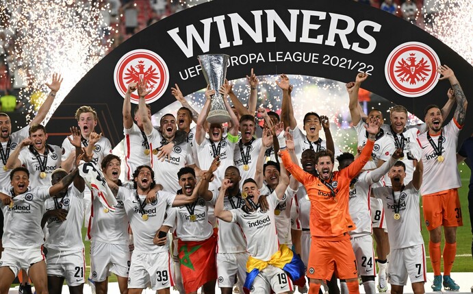 Die Spieler von Eintracht Frankfurt feiern mit dem Pokal nach der Partie.