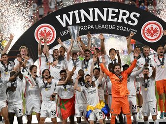 Die Spieler von Eintracht Frankfurt feiern mit dem Pokal nach der Partie. Die Spieler von Eintracht Frankfurt feiern mit dem Pokal nach der Partie.