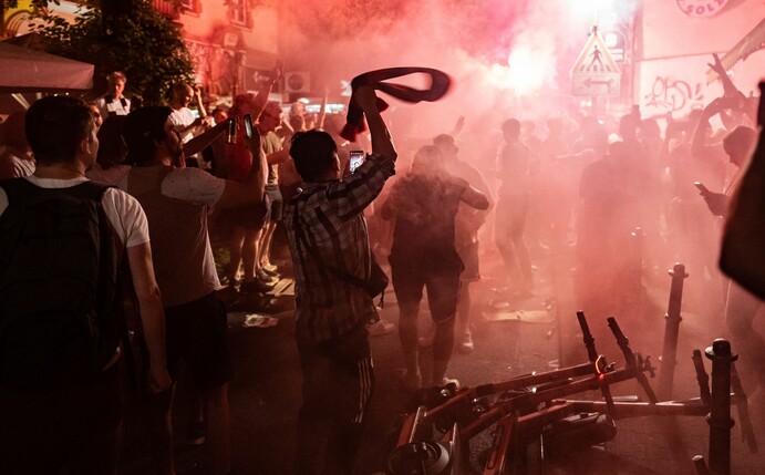 Fans von Eintracht Frankfurt feiern im Stadtteil Bornheim mit Rauchbomben und Bengalos den Sieg ihres Teams im Europa League-Finale.
