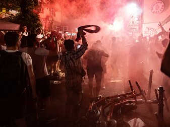 Fans von Eintracht Frankfurt feiern im Stadtteil Bornheim mit Rauchbomben und Bengalos den Sieg ihres Teams im Europa League-Finale. Fans von Eintracht Frankfurt feiern im Stadtteil Bornheim mit Rauchbomben und Bengalos den Sieg ihres Teams im Europa League-Finale.