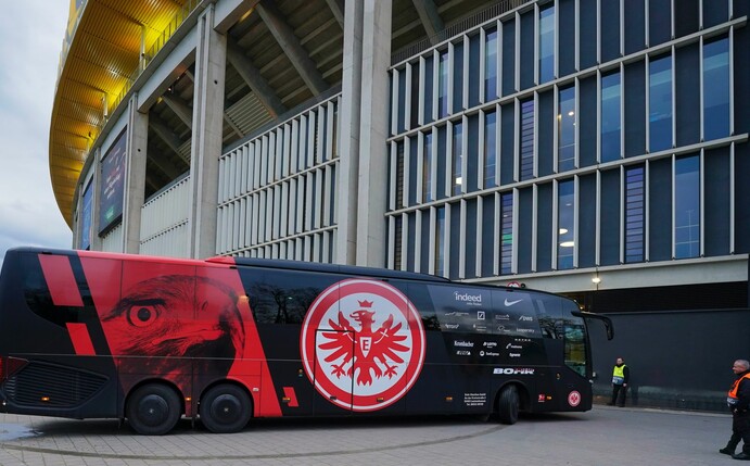 Der Mannschaftsbus des Frankfurter Teams fährt in das Stadion.