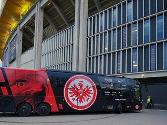 Der Mannschaftsbus des Frankfurter Teams fährt in das Stadion. Der Mannschaftsbus des Frankfurter Teams fährt in das Stadion.