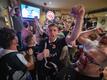 Fans von Eintracht Frankfurt feiern den Sieg ihres Teams im Europaleague-Finale in einer Kneipe.