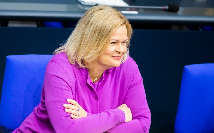 Nancy Faeser (SPD), Bundesministerin für Inneres und Heimat, sitzt im Plenum des Deutschen Bundestages.