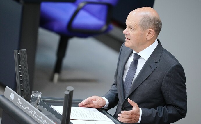 Bundeskanzler Olaf Scholz (SPD) hat der Frankfurter Eintracht zum Sieg in der Europa League gratuliert.