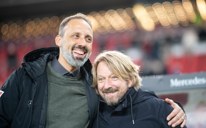 VfB-Trainer Pellegrino Matarazzo (l) umarmt Sven Mislintat, Sportdirektor des VfB Stuttgart.
