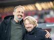 VfB-Trainer Pellegrino Matarazzo (l) umarmt Sven Mislintat, Sportdirektor des VfB Stuttgart.