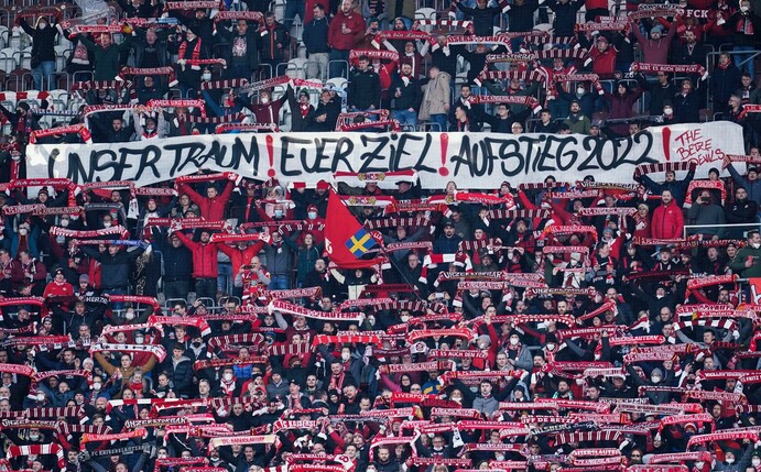Fans des 1. FC Kaiserslautern halten ein Transparent mit der Aufschrift «Unser Traum! Euer Ziel! Aufstieg 2022!» in die Höhe.