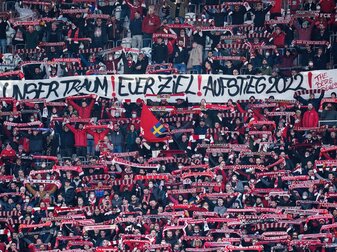 Fans des 1. FC Kaiserslautern halten ein Transparent mit der Aufschrift «Unser Traum! Euer Ziel! Aufstieg 2022!» in die Höhe. Fans des 1. FC Kaiserslautern halten ein Transparent mit der Aufschrift «Unser Traum! Euer Ziel! Aufstieg 2022!» in die Höhe.