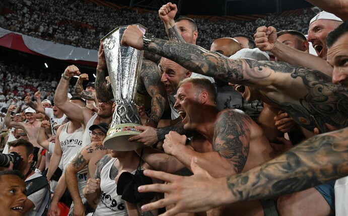 Frankfurts Fans feiern nach der Partie mit dem Pokal.