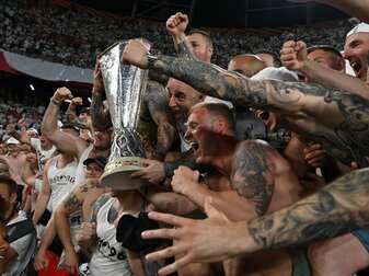 Frankfurts Fans feiern nach der Partie mit dem Pokal. Frankfurts Fans feiern nach der Partie mit dem Pokal.